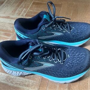 Brooks Two-Tone Blue Ghost 11 Sneakers | Women’s 6.5